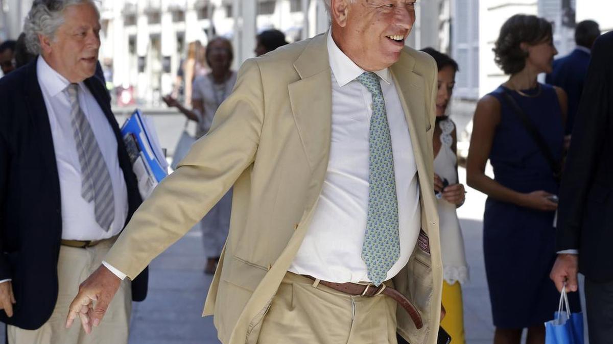 El ministro de Asuntos Exteriores en funciones José Manuel García-Margallo a su llegada a la segunda sesión del debate de investidura del candidato del PP, Mariano Rajoy, que se ha reanudado esta mañana en el Congreso de los Diputados.