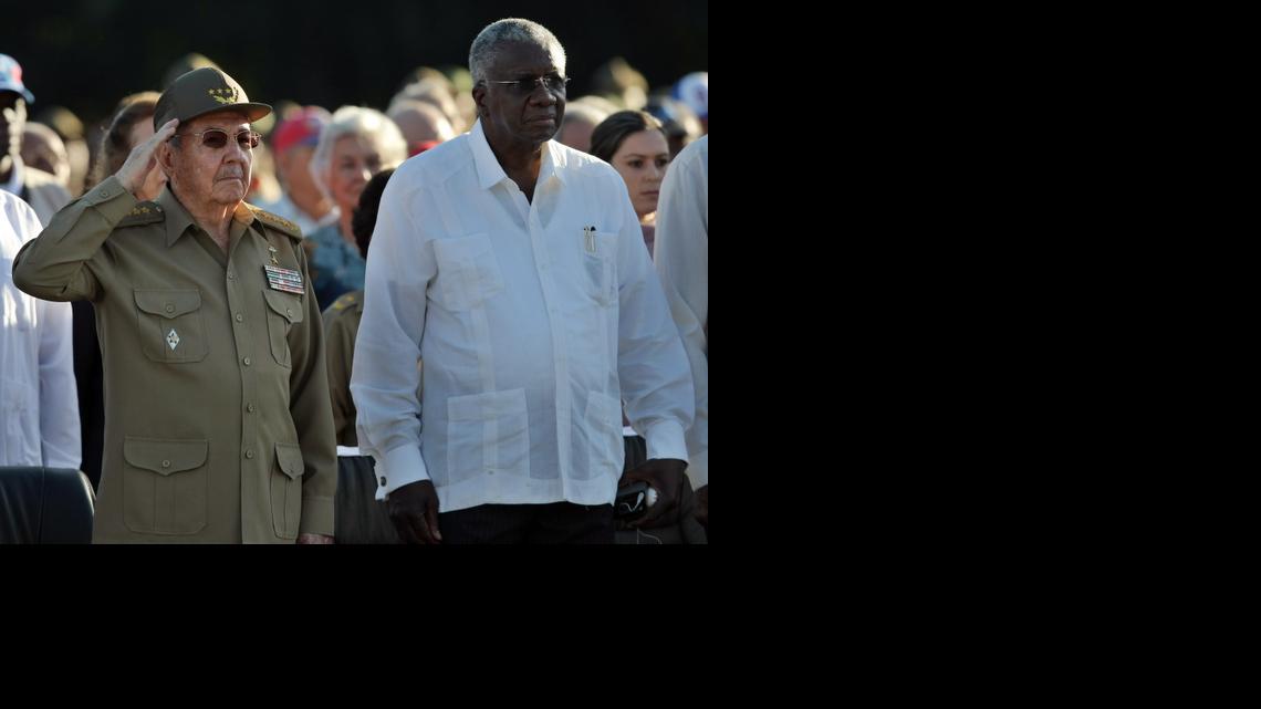 
El mandatario cubano, Raúl Castro y Freundel Stuart (d), primer ministro de Barbados participan, el domingo 7 de diciembre del 2014, en un acto junto a representantes de la Comunidad del Caribe (Caricom) en el mausoleo de "El Cacahual" en La Habana (Cuba), en donde se rindió homenaje al prócer independentista Antonio Maceo en el 118 aniversario de su caída en combate y se conmemoró el cuarto de siglo del traslado al país de los restos de casi 3,000 combatientes y colaboradores civiles de la isla que murieron durante la contienda militar en Angola. 
