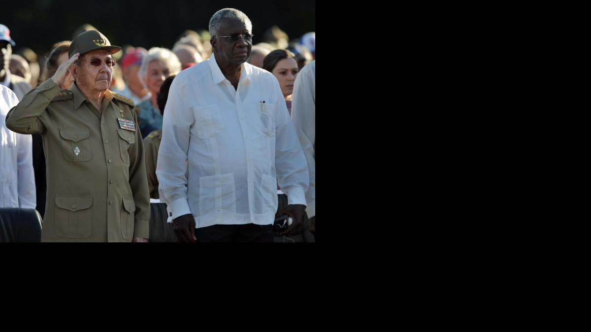 
El mandatario cubano, Raúl Castro y Freundel Stuart (d), primer ministro de Barbados participan, el domingo 7 de diciembre del 2014, en un acto junto a representantes de la Comunidad del Caribe (Caricom) en el mausoleo de "El Cacahual" en La Habana (Cuba), en donde se rindió homenaje al prócer independentista Antonio Maceo en el 118 aniversario de su caída en combate y se conmemoró el cuarto de siglo del traslado al país de los restos de casi 3,000 combatientes y colaboradores civiles de la isla que murieron durante la contienda militar en Angola. 
