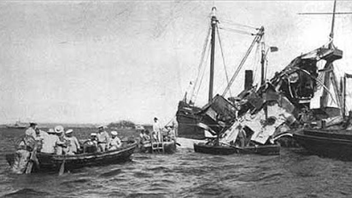 Foto antigua de los esfuerzos por recuperar vidas tras el hundimiento del USS Maine en La Habana.