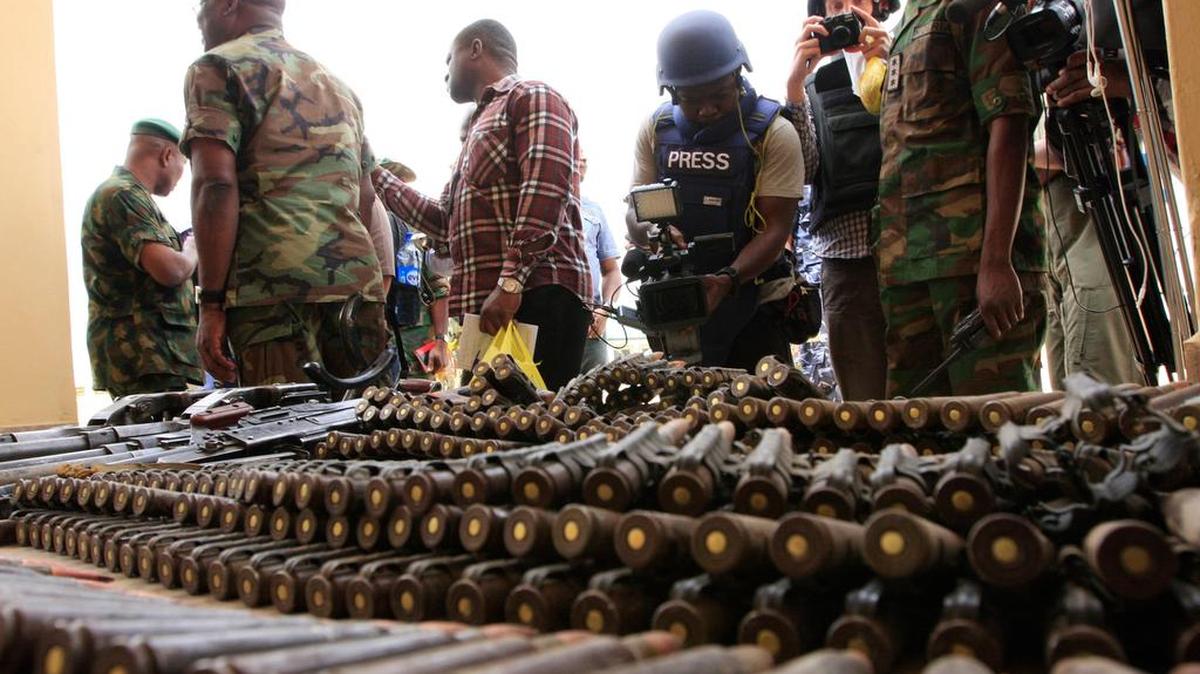 Periodistas observan armas y municiones confiscadas a combatientes islámicos en Maiduguri.