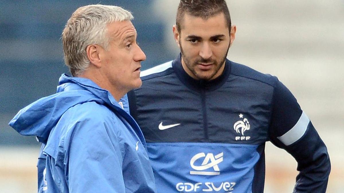 El director técnico de la selección francesa Didier Deschamps (izq.) y el delantero Karim Benzema, el 6 de junio de 2013.