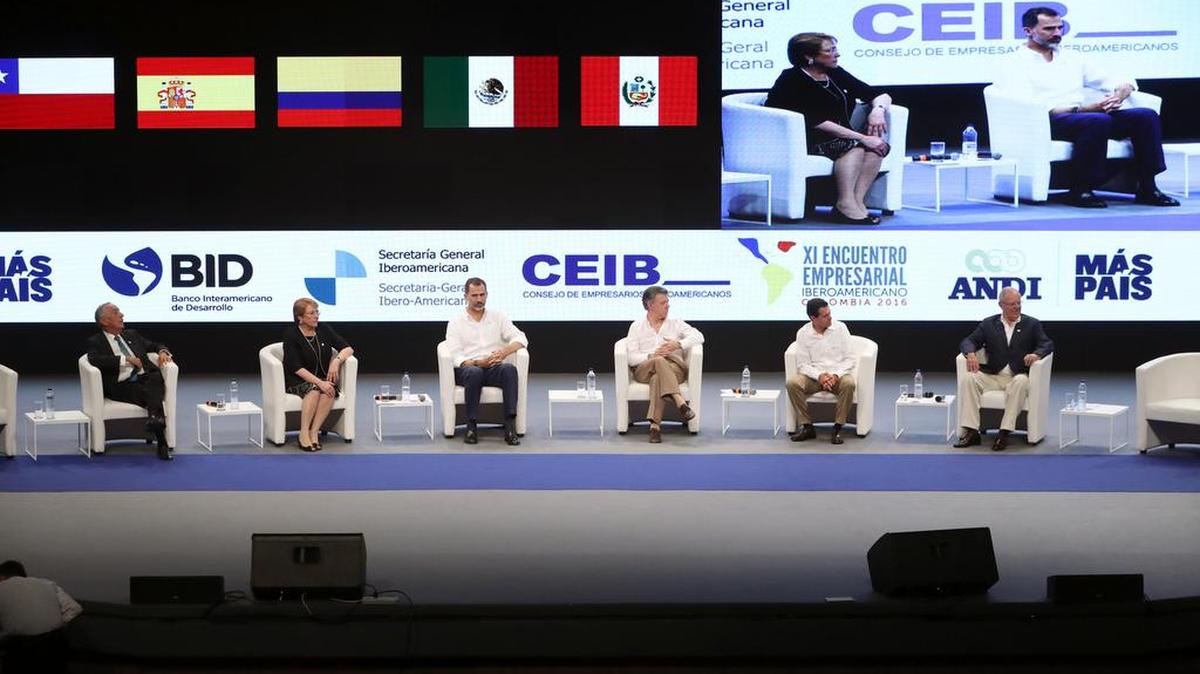 El rey Felipe VI (3i), el presidente de Colombia, Juan Manuel Santos (3d), el presidente de México Enrique Peña Nieto (2d), la presidenta de Chile Michelle Bachelet (2i), y el presidente de Perú Pedro Pablo Kuczynski (d), y el presidente de Portugal Marcelo Rebelo de Sousa (i), en la clausura del XI Encuentro Empresarial Iberoamericano, este sábado en Cartagena de Indias, previa a la XXV Cumbre Iberoamericana que se celebra en la ciudad colombiana.