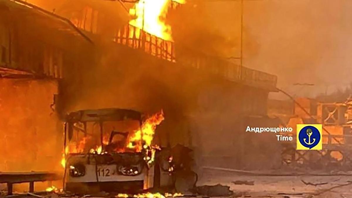 Esta imagen distribuida por Petro Andryuschenko, asesor del jefe de la administración de la ciudad de Mariúpol, muestra un trolebús y una estación hidroeléctrica en llamas tras ataques rusos en Dnipro, Ucrania, el 22 de marzo de 2024.
