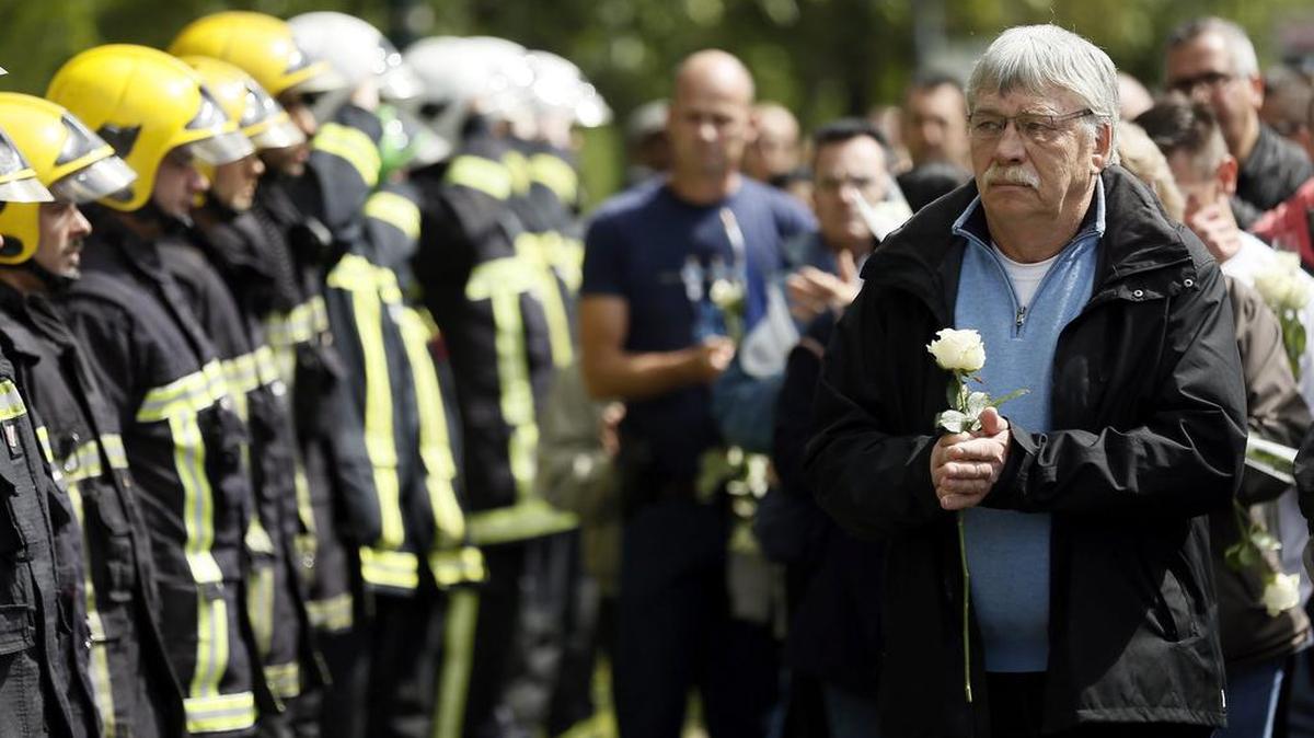 Varias bomberos franceses esperan en formación durante un acto en memoria de las dos victimas del ataque terrorista en Magnanville, cerca de París, Francia, el 16 junio 2016. Un miembro del Estado Islámico (ISIS) apuñaló al policía francés Jean-Baptiste Salvaing y a su mujer, Jessica Schneider el pasado 13 de junio de 2016.
