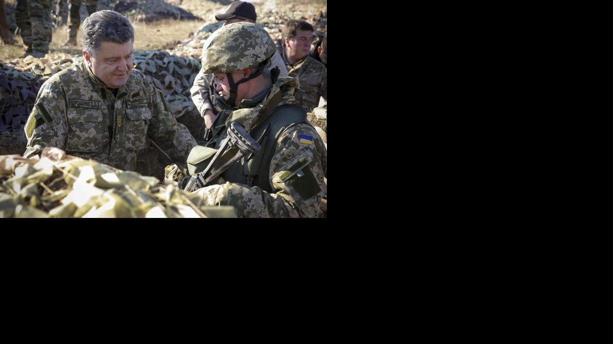 <cutline_leadin>El presidente</cutline_leadin> ucraniano, Petro Poroshenko (izq.), durante su visita a las tropas en la ciudad de Kurahov, Ucrania, el viernes.<252><252>