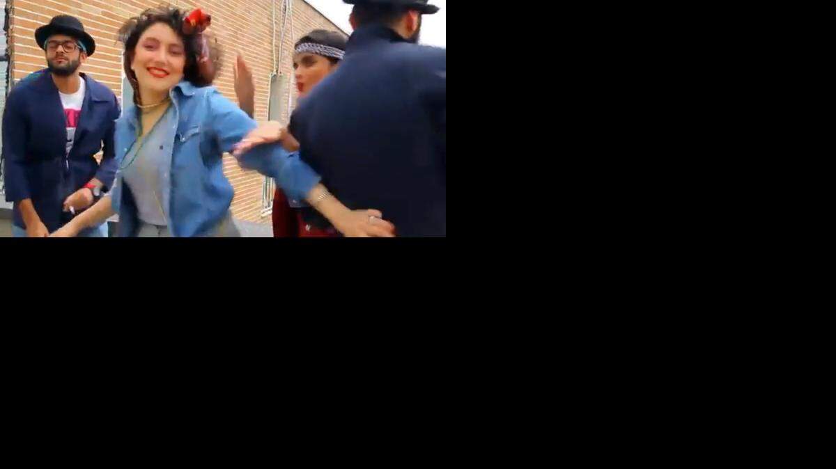 <cutline_leadin>Siete hombres</cutline_leadin> y una mujer que grabaron un video donde se les ve bailando con la canción ‘Happy’ de Pharrell Williams fueron sentenciados en Irán a penas de cárcel suspendida y azotes, informaron sus abogados el viernes.