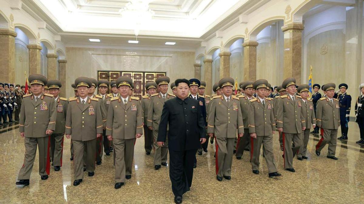 
 Fotografía de archivo tomada el 15 de abril de 2015 que muestra al líder de Corea del Norte, Kim Jong-un (centro), a su llegada al Palacio del Sol en Pionyang (Corea del Norte).
