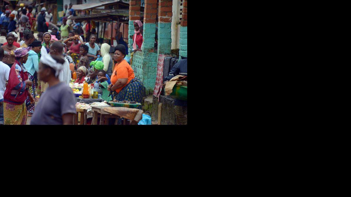 
Recluidos en su ciudad, puesta en cuarentena por la epidemia de ébola desde hace más de dos semanas, los 17,000 habitantes de Dolo Town, cerca del aeropuerto internacional de Liberia, aguantan cada vez peor su aislamiento en esta “cárcel” a cielo abierto.
