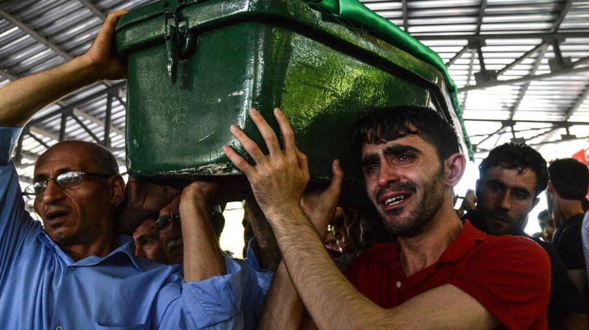 Un hombre llora mientras carga un ataúd durante el funeral de las víctimas del atentado en una boda que dejó más de 50 muertos en Gaziantep, en el sureste de Turquía, cerca de la frontera con Siria el 21 de agosto de 2016.