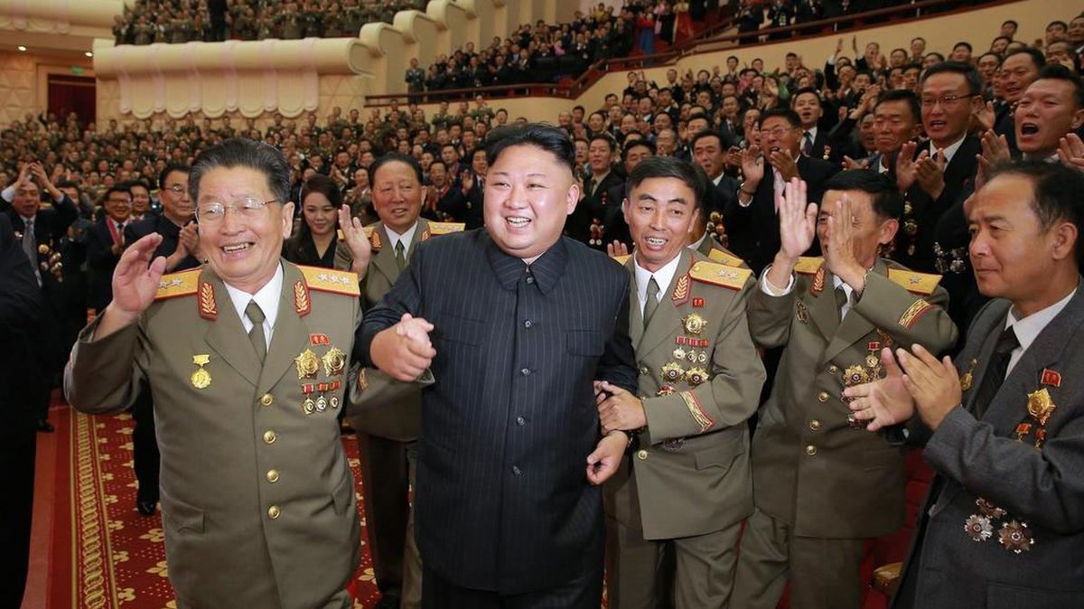 El líder norcoreano, Kim Jong-un, junto a otros líderes militares celebra la sexta prueba nuclear de su país, el sábado en Pyongyang, Corea del Norte.