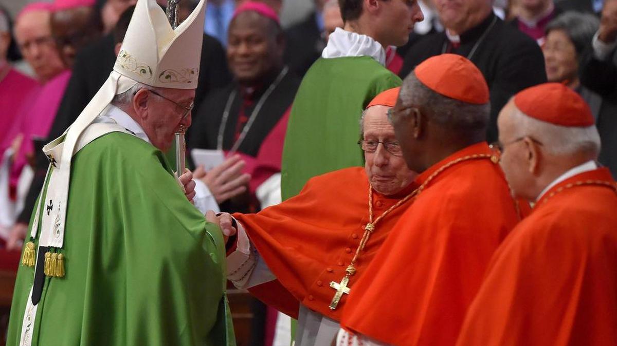 El papa Francisco (izq.) ayuda al cardenal Roger Etchegaray a recuperarse tras su caída.