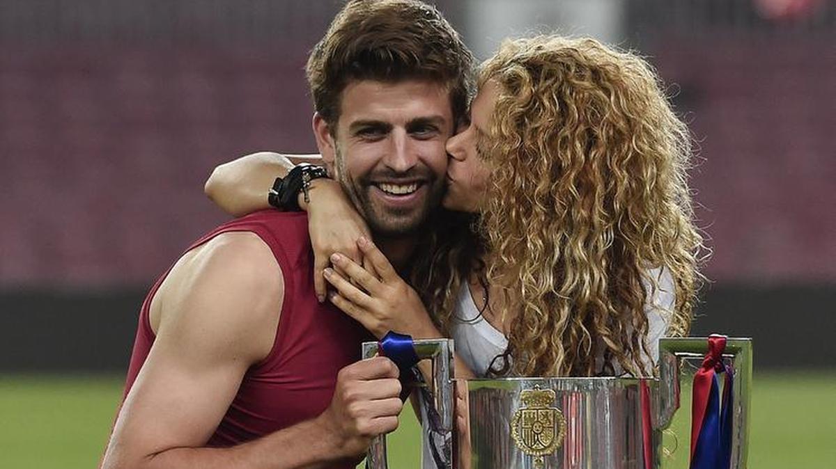 El defensor del Barcelona Gerard Piqué y su esposa la cantante colombiana Shakira posan con el trofeo al final del partido de fútbol de la Copa del Rey contra el Athletic de Bilbao en el estadio Camp Nou de Barcelona el 30 de mayo, 2015. Barcelona ganó 3-1.