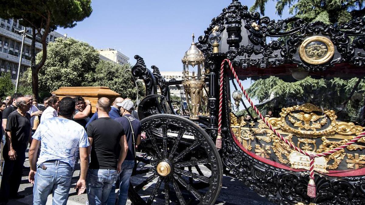 
Cientos de dolientes llorosos presentaron sus respetos finales a Vittorio Casamonica, de 65 años, en la iglesia de San Juan Bosco, en las afueras de Roma. Las autoridades lo han identificado como uno de los jefes del clan Casamonica, activo en el suroeste de la capital.


