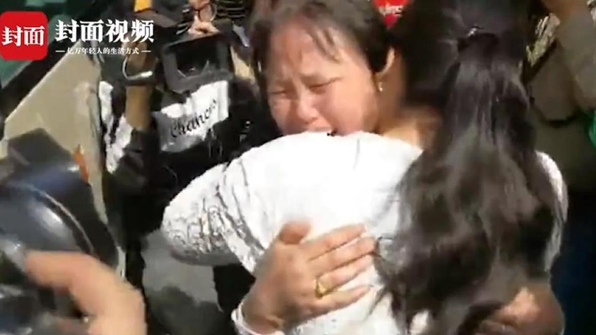 Liu Dengying (izq.) se reencuentró este miércoles con su hija después de 24 años en Chengdu, China.