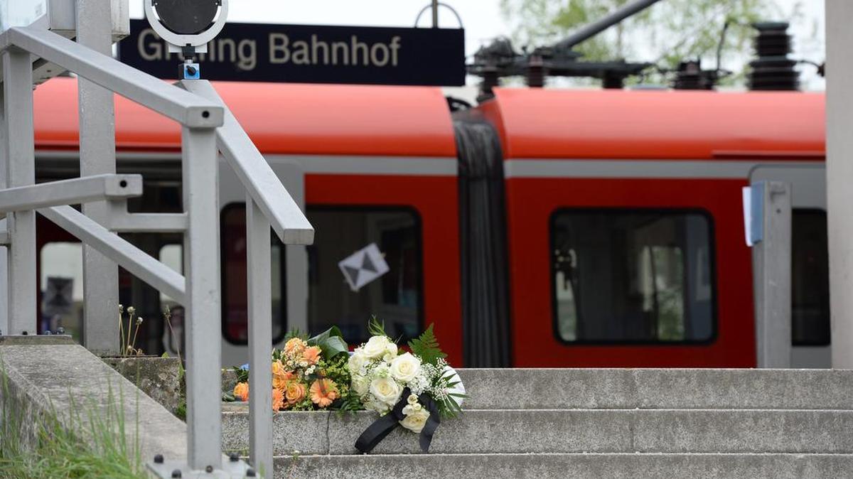 Flores han sido colocadas en la estación de Grafing cerca de Múnich (Alemania) hoy, 10 de mayo de 2016. Un hombre murió hoy cerca de Múnich (sur de Alemania) tras ser atacado con un cuchillo por un sospechoso, que ya ha sido detenido, mientras presuntamente gritaba "Allah akbar" (Alá es grande).