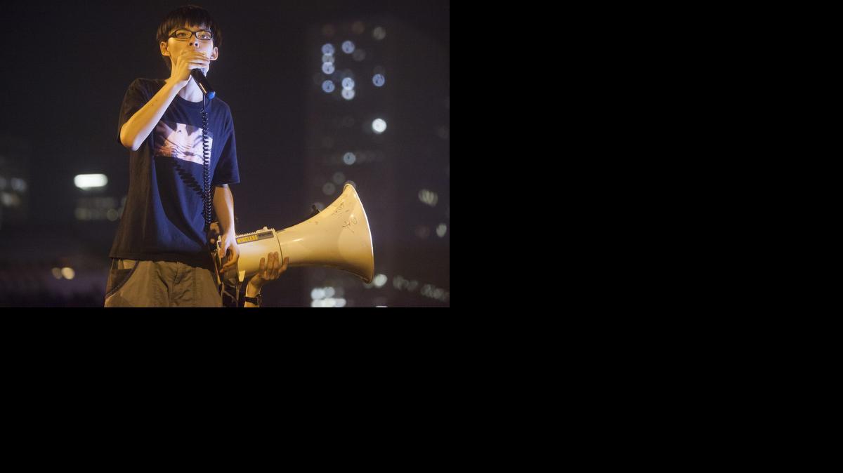 <cutline_leadin>Joshua Wong</cutline_leadin>, el joven de 17 años líder activista del movimiento prodemocracia, pronuncia un discurso, ante manifestantes, el jueves, frente a la oficina del jefe ejecutivo de Hong Kong, Cy Leung Chun-ying.<252><252>