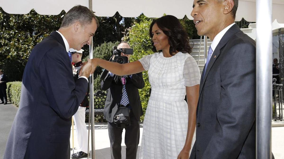 
El rey Felipe es recibido por el presidente de EEUU, Barack Obama (d), y su mujer Michelle, a su llegada a la Casa Blanca donde hoy se han reunido, en el primer día del viaje oficial que los Reyes realizan a Estados Unidos. 
