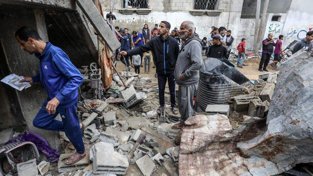 Palestinos inspeccionan una casa destruida por los bombardeos israelíes, en la ciudad de Rafah, en el sur de Gaza, el domingo 12 de noviembre de 2023.