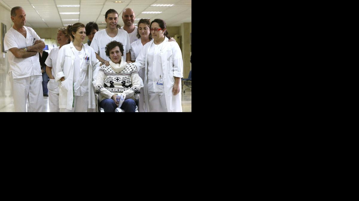 
La auxiliar de enfermería Teresa Romero, que ha sido dada de alta el miércoles tras superar el ébola, posa con algunos de los sanitarios que la han atendido en su estancia en el hospital Carlos III de Madrid.


