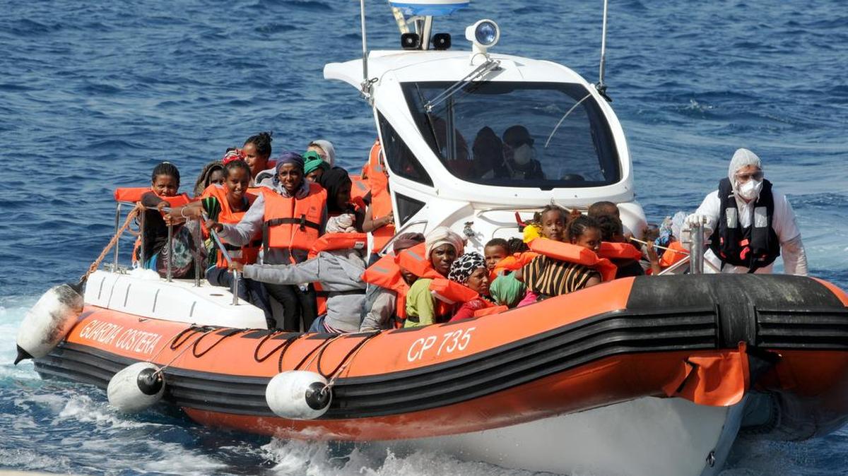 
La operación de rescate, con siete embarcaciones involucradas, seguía vigente varias horas después del naufragio. De acuerdo a los sobrevivientes, había entre 400 y 600 personas a bordo del barco. 
