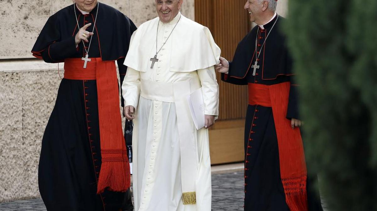 El papa Francisco camina junto al secretario del Vaticano Pietro Parolin (izq) y el cardenal Giuseppe Versaldi.