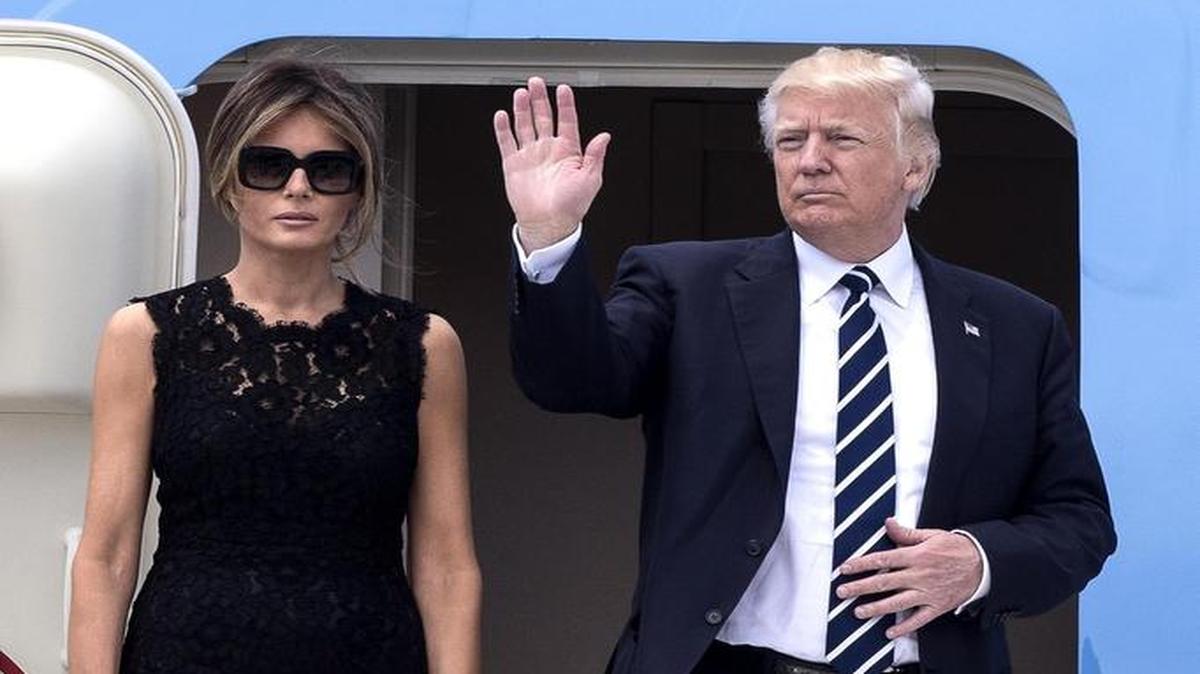 El presidente estadounidense, Donald Trump (d), y su mujer, Melania (i), saludan antes de subir a bordo del Air Force One en el aeropuerto Leonardo da Vinci cerca de Roma (Italia) el 24 de mayo de 2017.