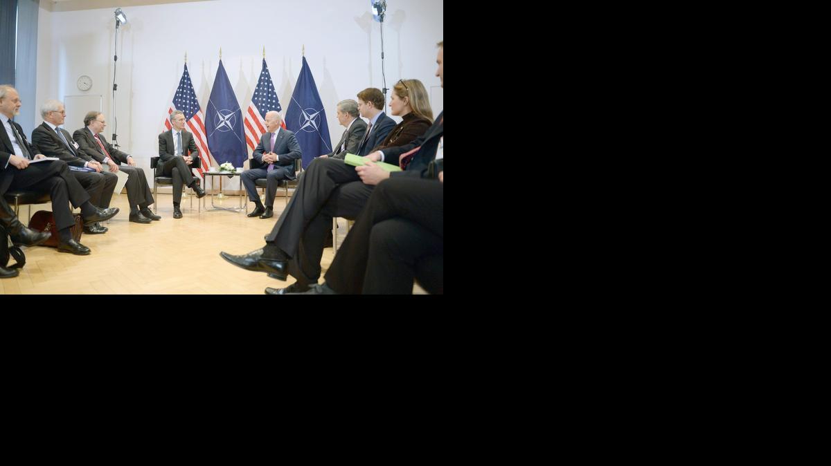 
El vicepresidente de Estados Unidos, Joe Biden, (cent. izq.) junto al secretario general de la OTAN, Jens Stoltenberg (cent. der.) durante la Conferencia de Seguridad en Munich, Alemania.
