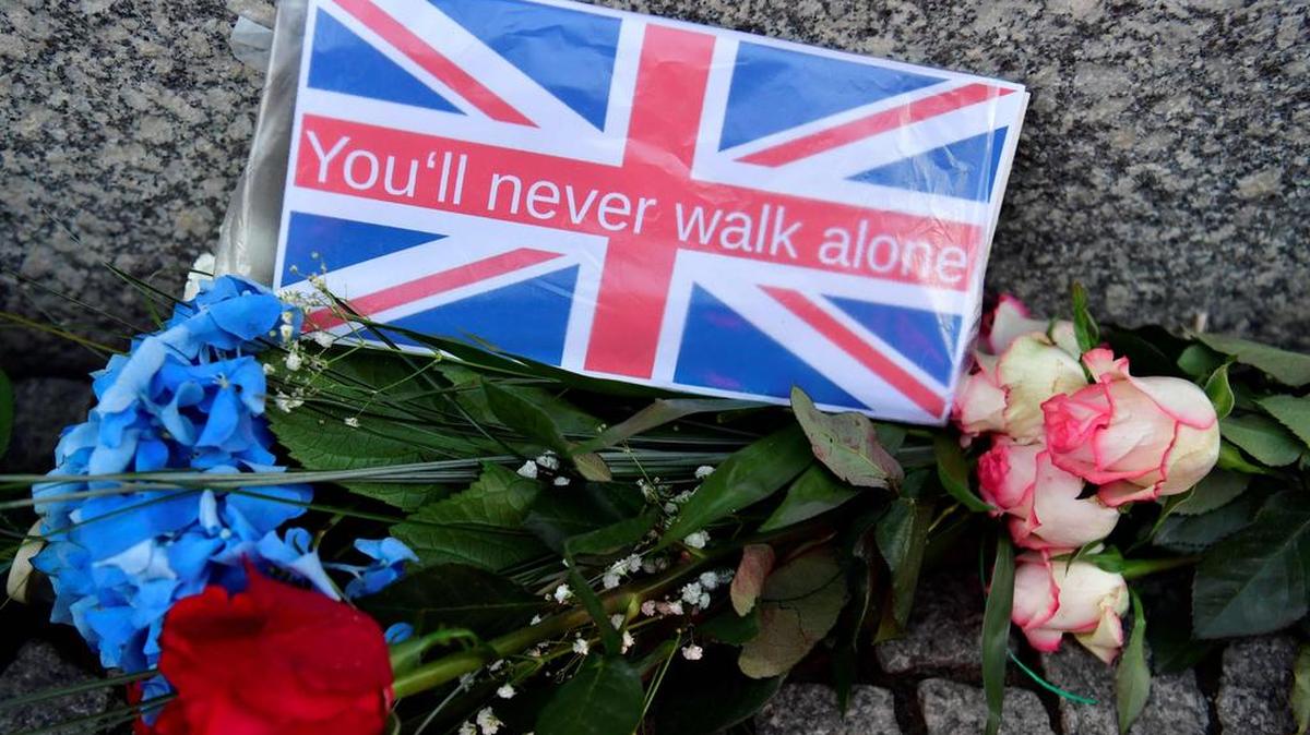 Flores son dejadas como tributo a las víctimas del ataque terrorista del 3 de junio en Londres, el 4 de junio de 2017 en la embajada británica en Berlín.