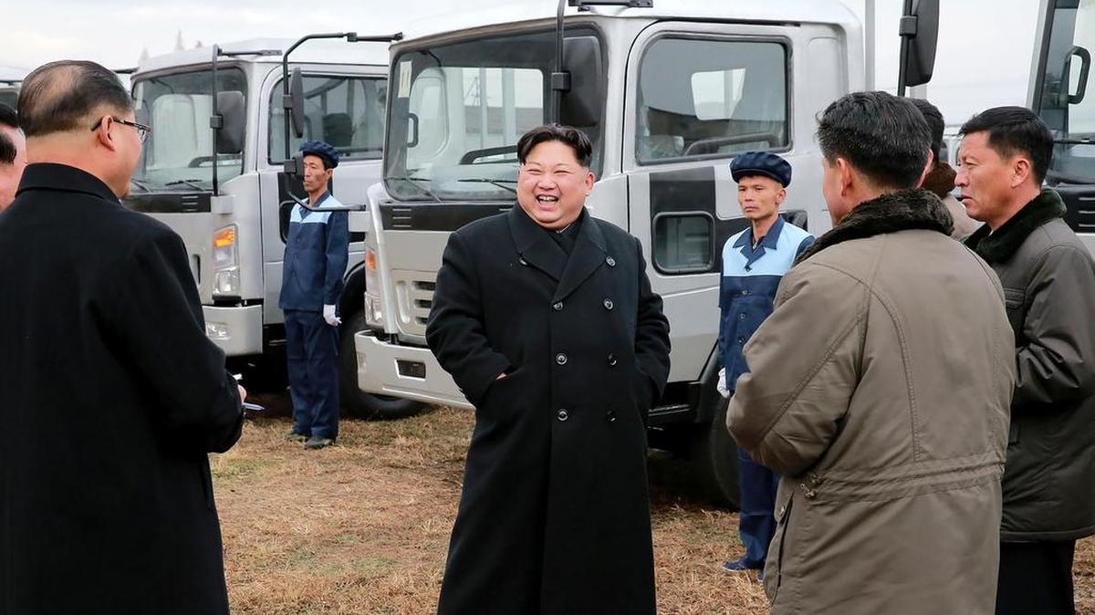 Esta foto sin fecha publicada por la Agencia de Noticias Central de Corea del Norte (KCNA) el 21 de noviembre de 2017 muestra al líder norcoreano Kim Jong-Un en el Complejo Sungri Motor en la provincia de Pyongan del Sur.