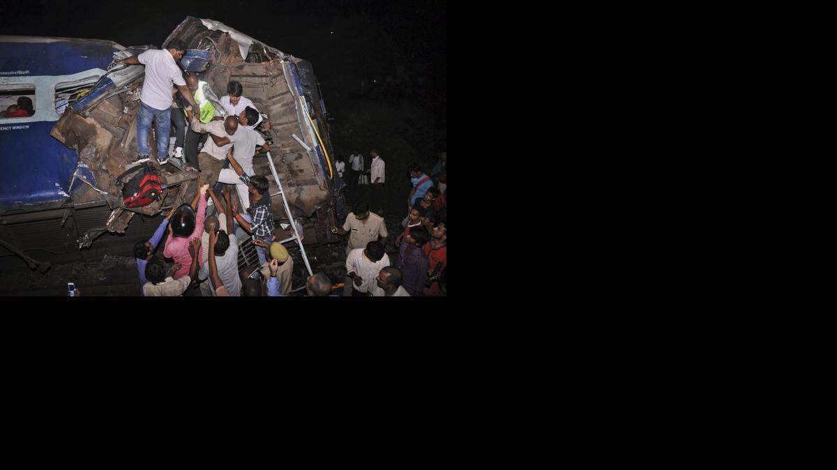 <cutline_leadin>Tres vagones</cutline_leadin> del Barauni Express se descarrilaron y después que el Krishak Express lo golpeara cerca de la estación de la ciudad de Gorakhpur el martes.<252>