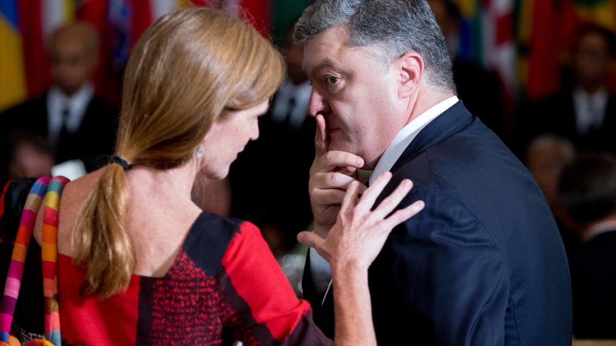 
La embajadora de EEUU en Naciones Unidas Samantha Power habla con el presidente ucraniano Petro Poroshenko.
