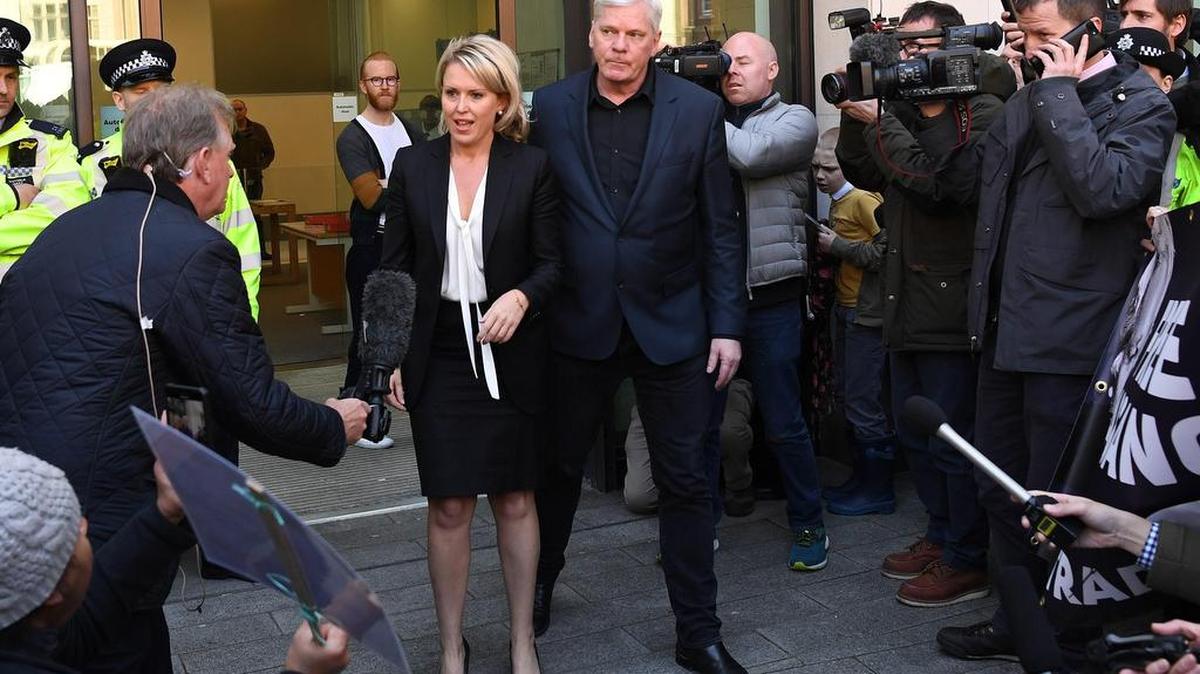 Hrafnsson y la abogada del fundador del portal WikiLeaks, Julian Assange, Jennifer Robinson atienden a los medios de comunicación a las afueras del Tribunal de Westminster, este jueves, en Londres (Reino Unido).