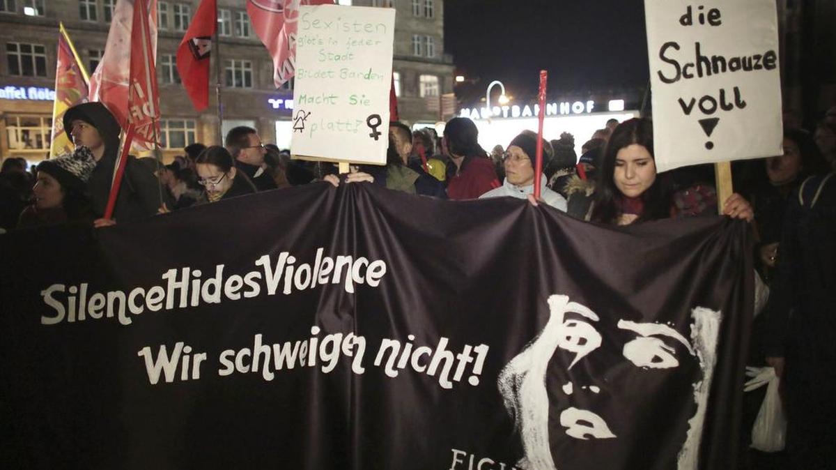 Decenas de personas se manifiestan contra la violencia sexista frente a la catedral de Colonia, Alemania, el martes. El país vive con estupor e indignación las denuncias presentadas por mujeres víctimas de agresiones sexuales y robos en la Nochevieja.