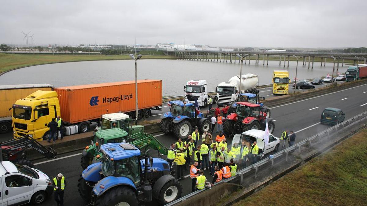 Camioneros y granjeros bloquean una carretera para demandar el cierre del campo de migrantes llamado “La Jungla”, en Calais, Francia.
