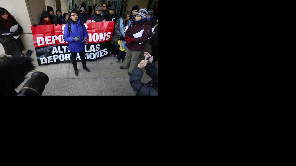 
La activista proinmigrantes Irene Romulo habla durante una conferencia de prensa celebrada el martes 18 de noviembre 2014, afuera de la oficina de los Servicios de Inmigración y Ciudadanía (USCIS) en Chicago, Illinois. Seis indocumentados, entre ellos dos conocidos activistas de Chicago, pidieron a Inmigración el amparo de la acción diferida anticipándose a las medidas de alivio migratorio del presidente Barack Obama.
