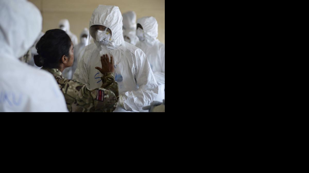 Fotografia facilitada por el Ministerio de Defensa del Reino Unido de la enfermera del ejército británico Candis Turnball (c) supervisando un entrenamiento de su equipo en la lucha contra el ébola en Freetown, Sierra Leona, el jueves 30 de octubre de 2014.