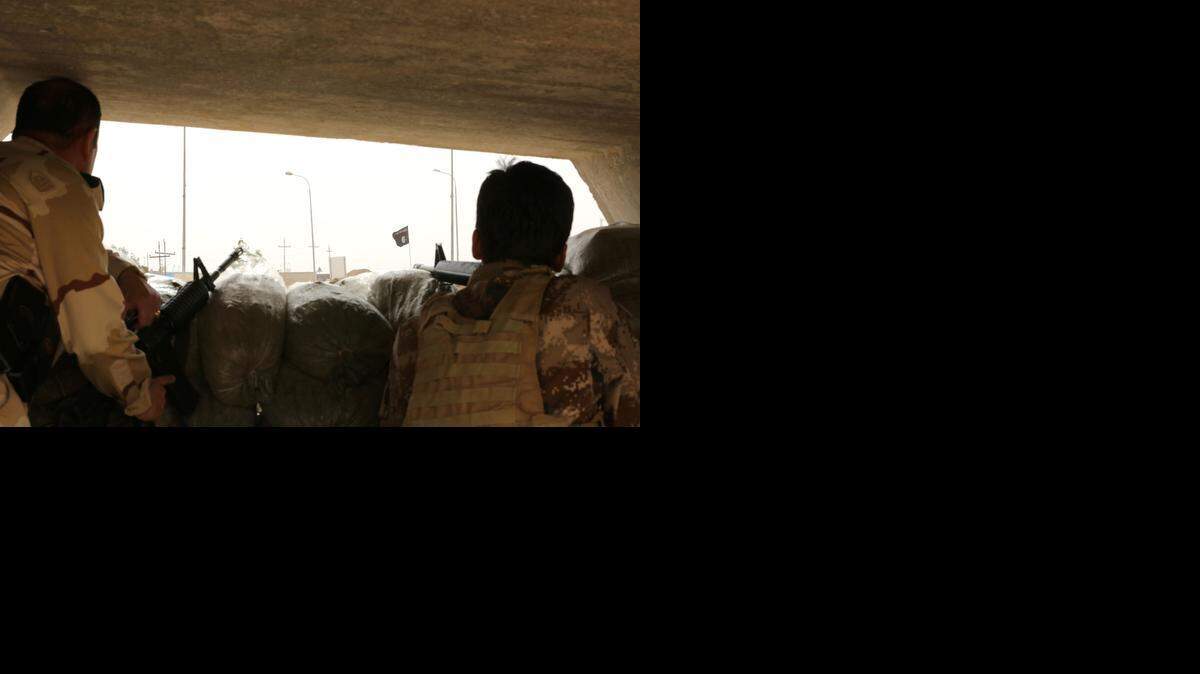 
Miembros del ejército mantienen una posición de combate frente a tropas del Estado Islámico en Kirkuk, 180 millas al norte de Baghdad.


