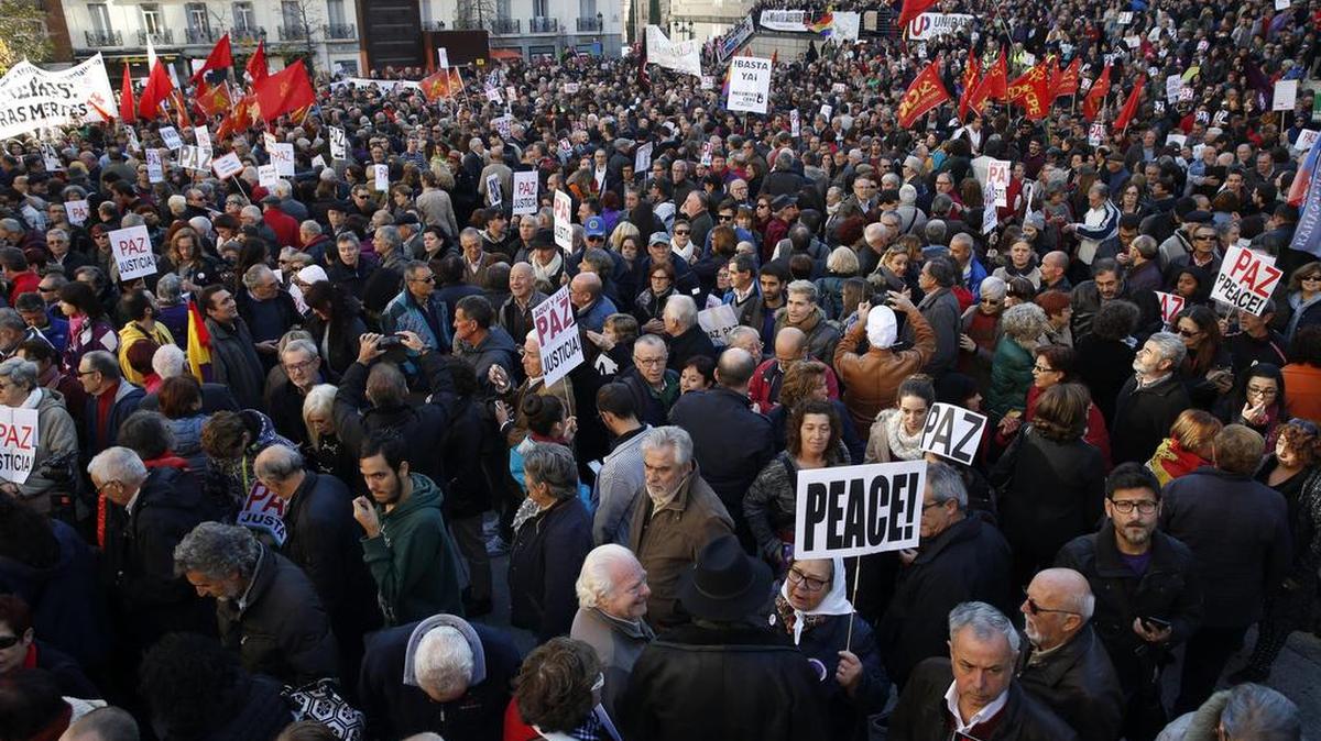 Concentración en contra de una intervención militar en Siria, el sábado, en la plaza del Museo Reina Sofía.