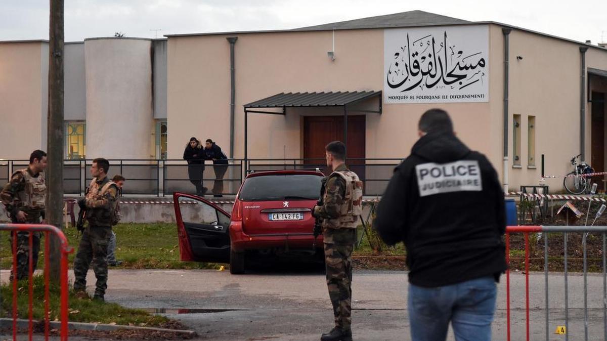 Militares franceses hirieron a tiros esta tarde a dos ocupantes de un auto que les atacó cerca de una mezquita.