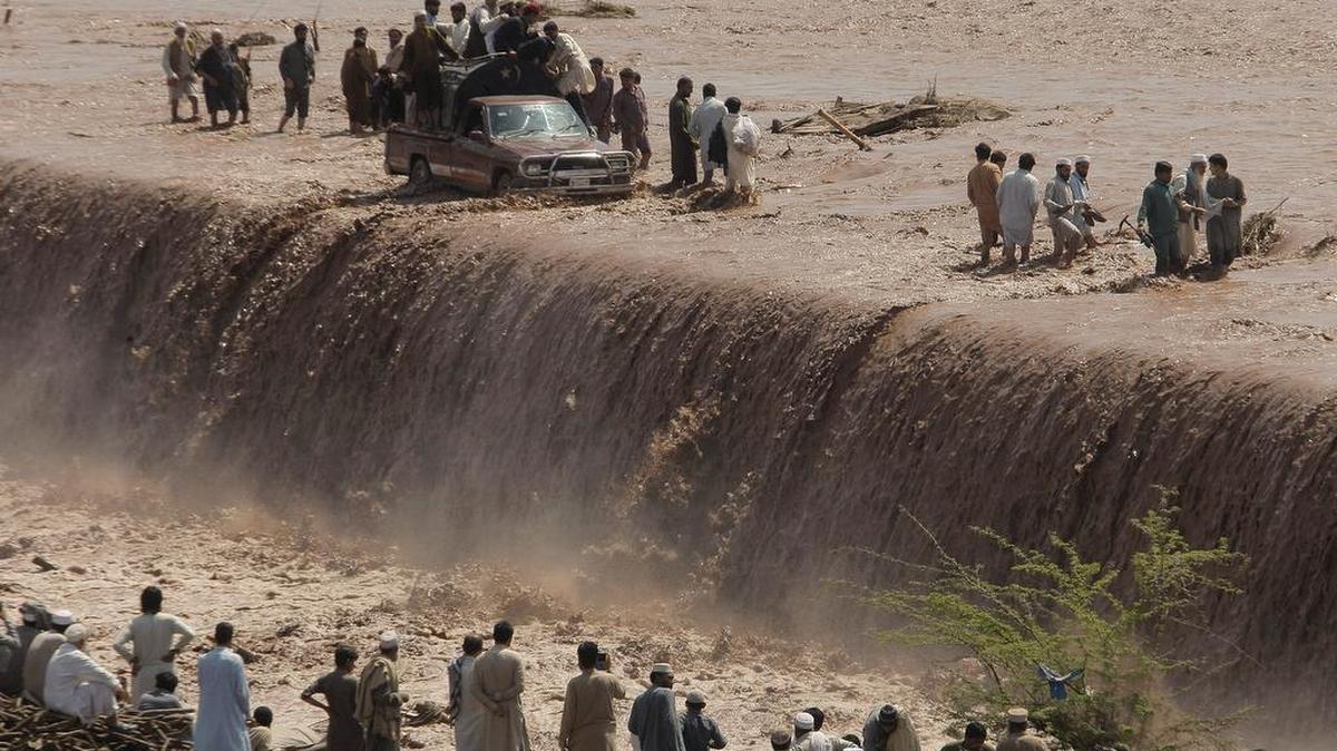 El número de muertos por las fuertes lluvias que han azotado el noroeste de Pakistán desde el fin de semana aumentó el miércoles a 92 personas.