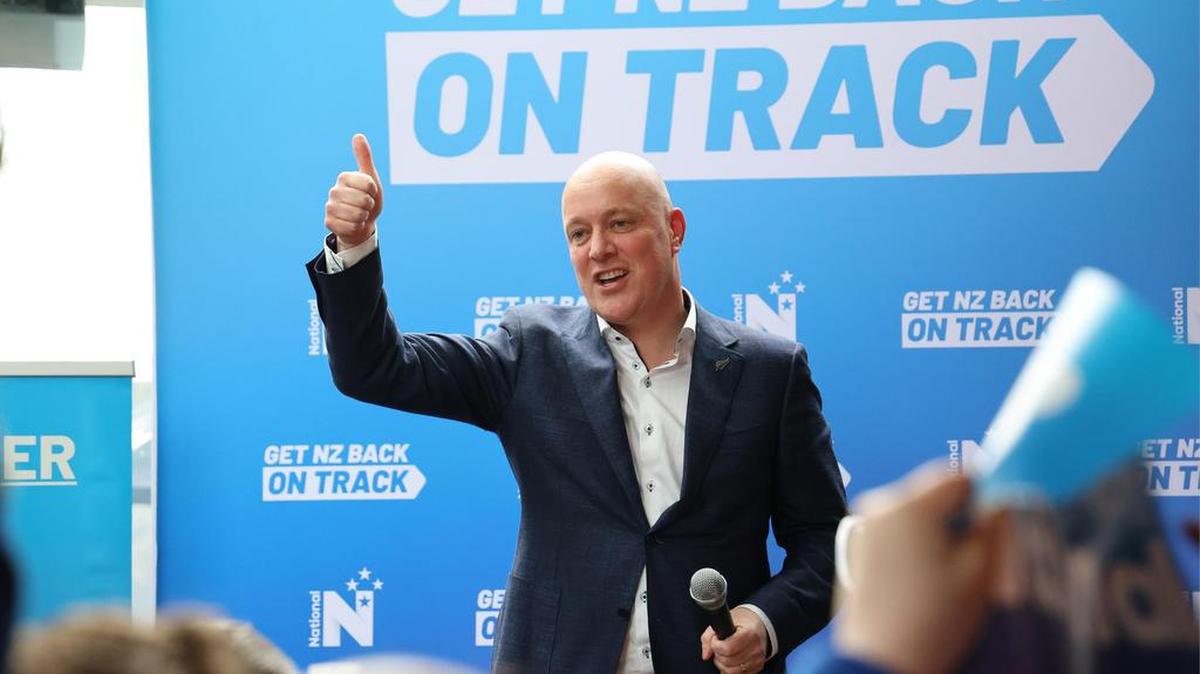 El líder del opositor Partido Nacional de Nueva Zelanda, Christopher Luxon, habla con sus seguidores en Auckland el 14 de octubre de 2023, tras la victoria del partido de centro derecha en las elecciones generales.