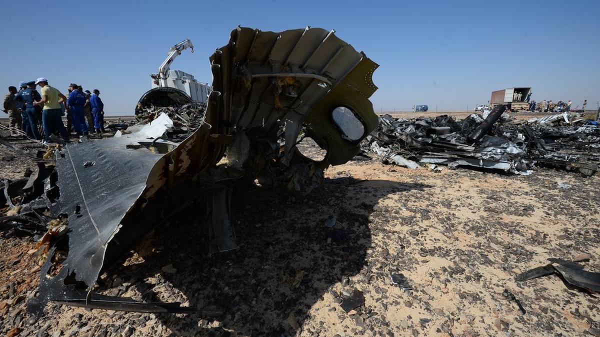 Imagen facilitada por la oficina de prensa del ministerio de Emergencias ruso de una pieza del fuselaje del avión siniestrado en el Sinaí, Egipto, el pasado 2 de noviembre.