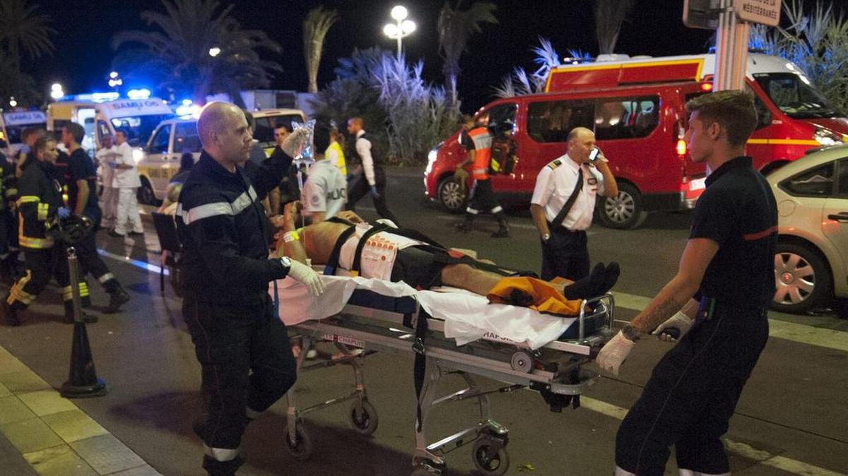 Heridos son evacuados del lugar en donde un camión chocó contra la multitud durante las celebraciones del Día de la Bastilla en Niza, Francia, 14 de julio de 2016. Según los informes, al menos 70 personas murieron y muchos resultaron heridos después de un camión arremetió contra la multitud en el Paseo de los Ingleses, durante las celebraciones del Día de la Bastilla.