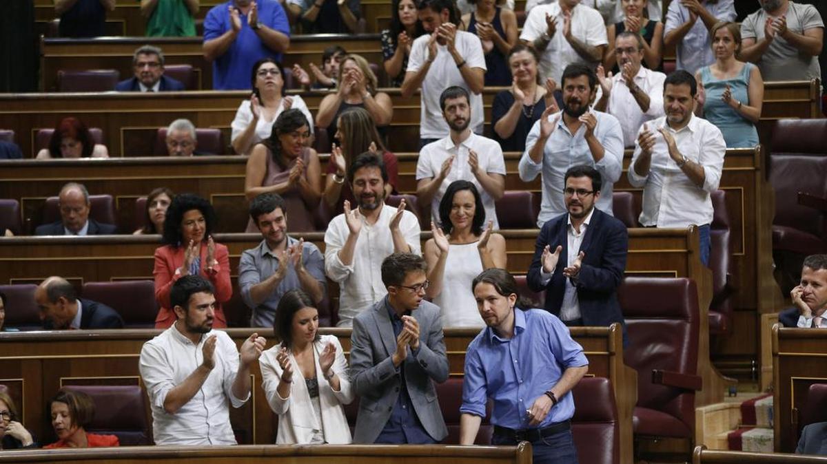 El Grupo Parlamentario Confederal de Unidos Podemos-En Comú Podem-En Marea aplaude al secretario general de Podemos, Pablo Iglesias, tras su intervención en la segunda sesión del debate de investidura del candidato del PP, Mariano Rajoy, que se ha reanudado esta mañana en el Congreso de los Diputados.