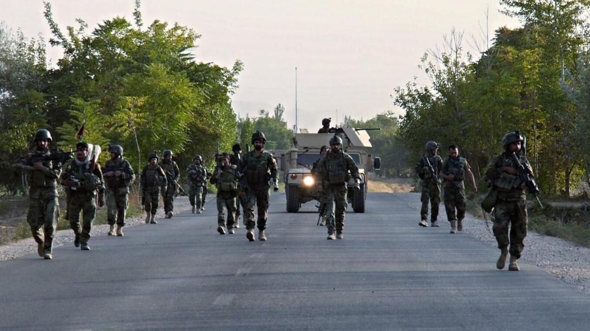 
La misión de la OTAN en Afganistán ha reforzado a las fuerzas de seguridad afganas en Kunduz en su lucha contra los talibanes, que controlan desde el lunes la ciudad.
