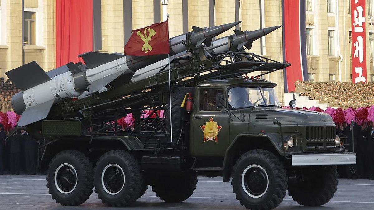 Un vehículo cargado de misiles en Corea del Norte, durante un desfile militar el 10 de octubre del 2015.