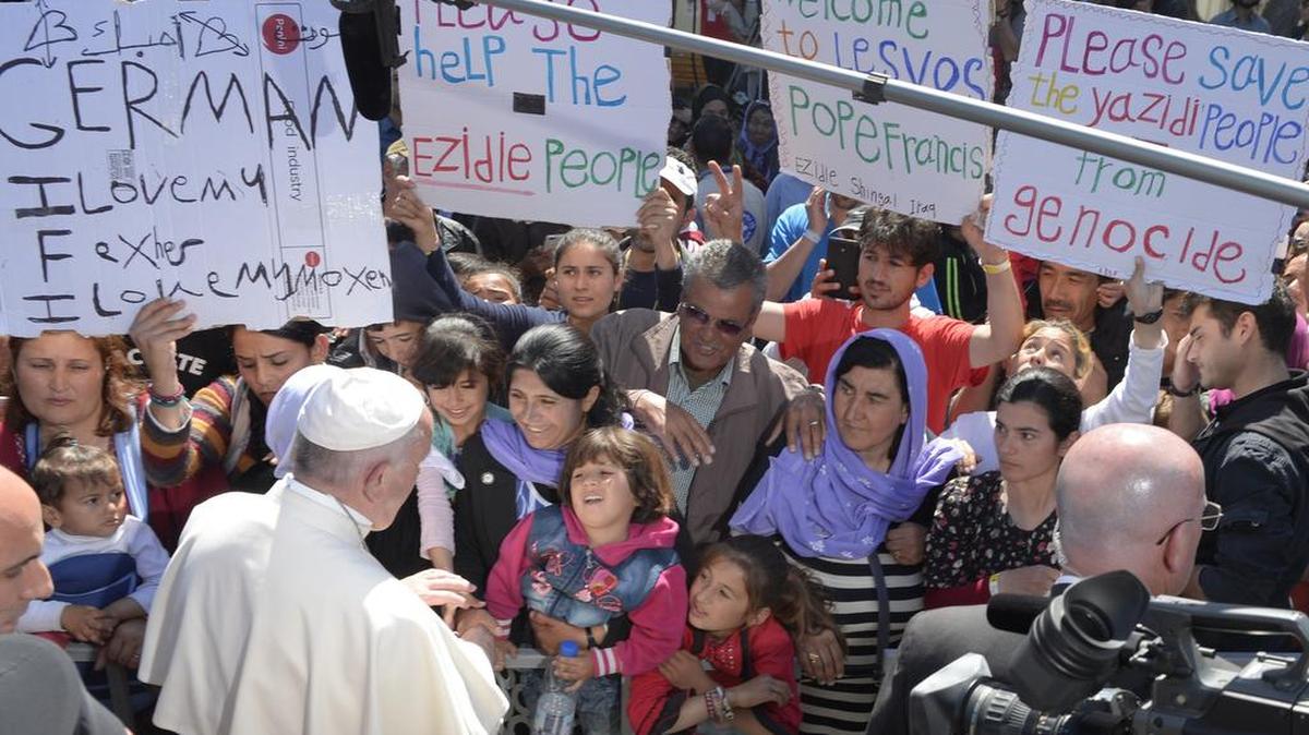 Foto de abril de 2016, el papa Francisco visita el campo de refugiados de Moria en la isla griega de Lesbos.