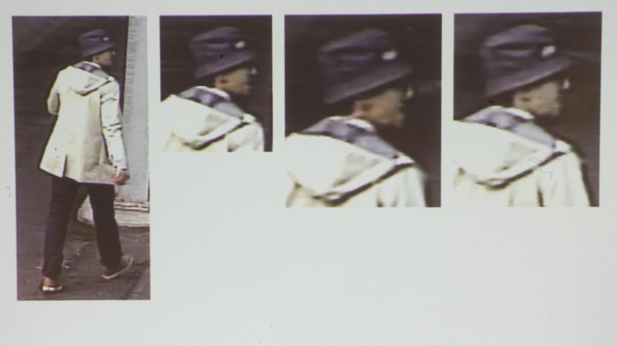 Imagen de CCTV (circuito cerrado de televisión) presentada por los fiscales federales belgas durante una rueda de prensa dos semanas después de los ataques, en la oficina del fiscal federal en Bruselas (Bélgica) hoy, 7 de abril de 2016, que muestran al tercer terrorista sospechoso, conocido como "el hombre del sombrero", que escapó tras los atentados del pasado 22 de marzo en el aeropuerto Zaventem de Bruselas.