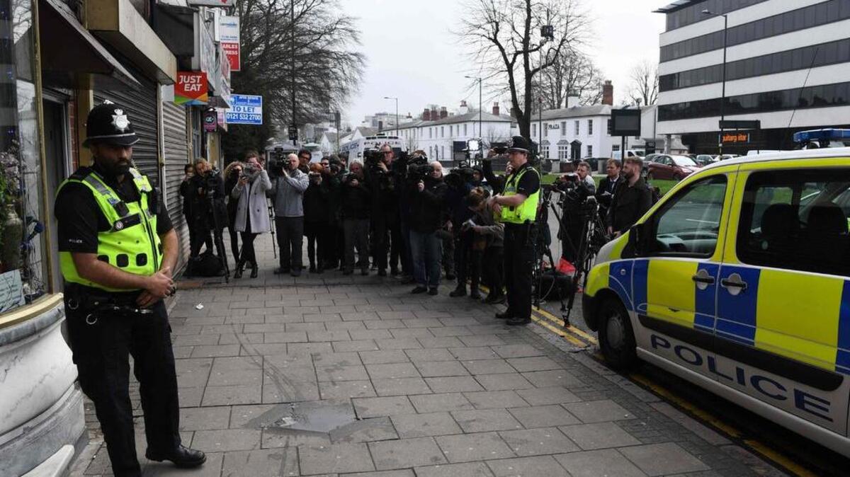 Los agentes de policía vigilan frente a un edificio residencial en Birmingham en las primeras horas del 23 de marzo de 2017.